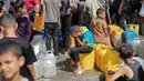 Anak-anak Palestina duduk di atas jeriken mereka sambil mengantre air di titik distribusi bantuan di kamp pengungsi Nuseirat, Jalur Gaza yang dikepung Israel pada 4 September 2025. (Eyad BABA/AFP)
