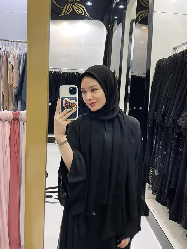 Sempat Dikira Lepas Hijab, Ini 7 Potret Terbaru Ayana Moon yang Tampil Syari