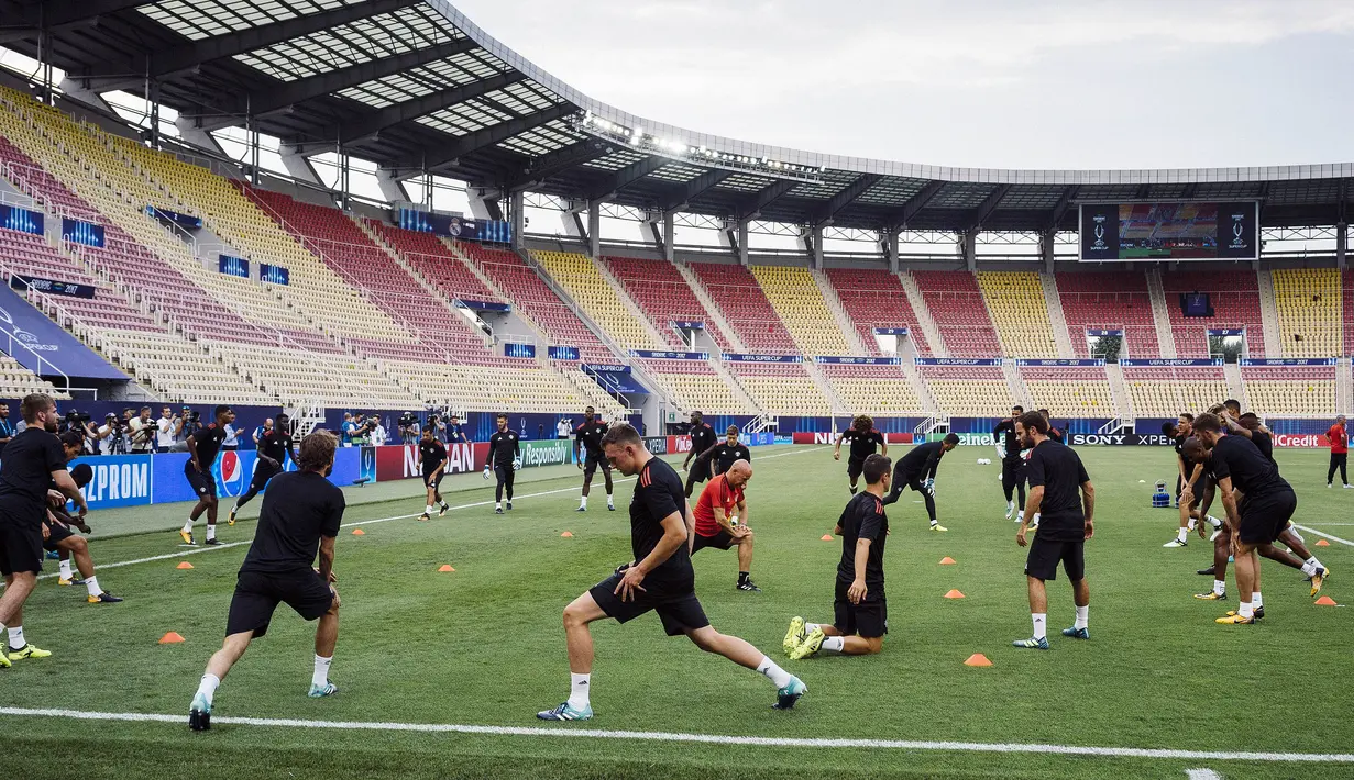 Para pemain Manchester United mengikuti sesi latihan jelang laga Piala Super Eropa di Stadion Philip II, Skpje, Senin (7/8/2017). Manchester United akan bertanding melawan Real Madrid. (AFP/Dimitar Dilkoff)