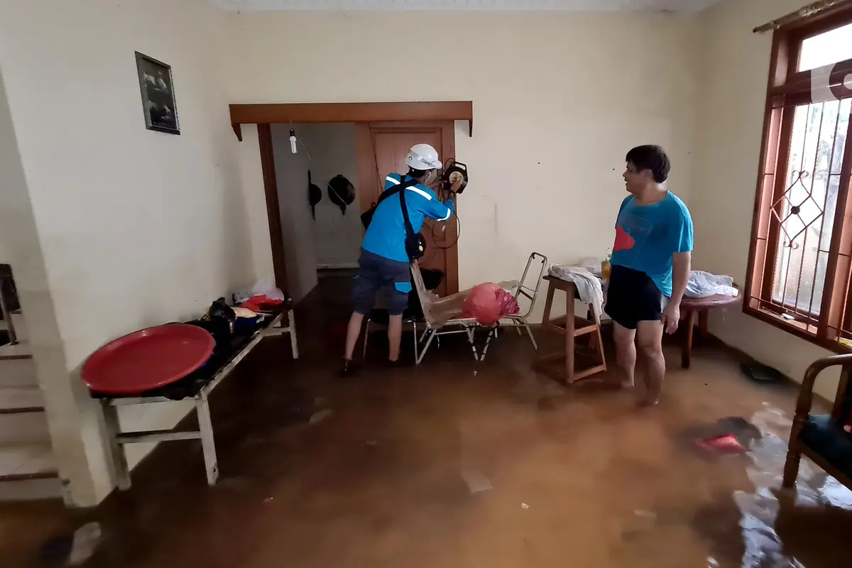 FOTO: Kesibukan Petugas PLN Amankan Jaringan Listrik Saat Banjir