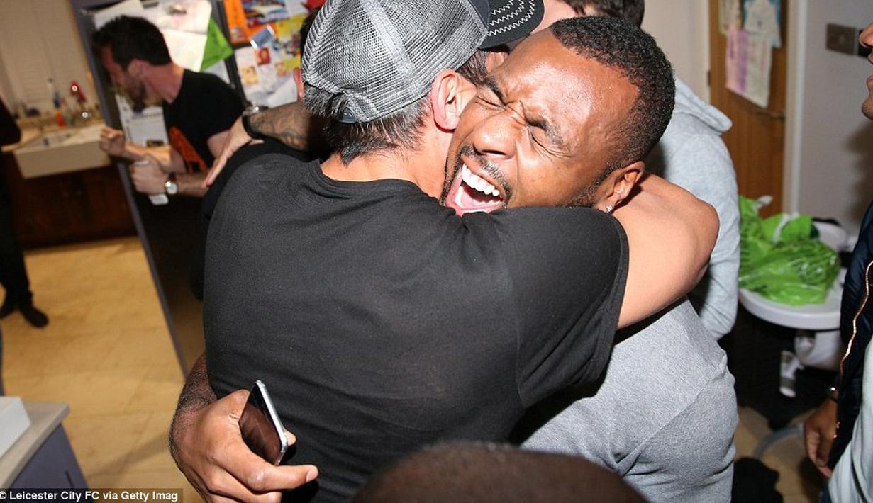 Pemain Leicester City saling berpelukan setelah memastikan gelar juara Liga Inggris. (2/5/2016). (Dailymail.co.uk)