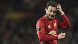 Juan Mata pernah dikaitkan kepindahannya menuju Barcelona pada transfer musim panas 2011. Sayangnya, ia memilih bergabung dengan Chelsea. Blaugrana juga mencoba mendapatkannya ketika bermain di Stamford Bridge, namun gagal karena memilih ke Manchester United. (AFP/Oli Scarff)