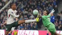 Kiper Everton, Jordan Pickford, berebut bola dengan pemain Chelsea, Joao Pedro, pada lanjutan Liga Inggris di Hill Dickinson Stadium, Minggu (22/3/2026). (AP Photo/Jon Super)