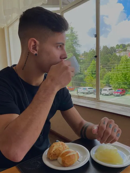 Selain bermain gitar, kuliner juga menjadi cara yang ampuh bagi Bruno Moreira untuk mengusir rasa bosan. Kuliner yang nikmat disertai pemandangan yang indah menjadi kombinasi yang sangat disukai oleh Bruno Moreira. (Liputan6.com/IG/@brunomoreira99)