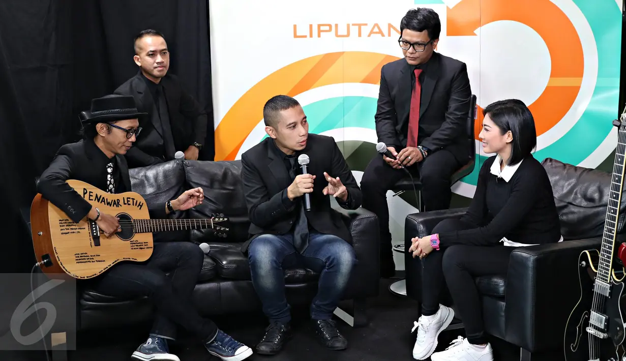 Grup band The Rain saat pembuatan video klip berjudul Penawar Letih di Kantor Liputan6.com, Jakarta, Rabu (6/1/2016). Lagu tersebut terinspirasi dari pengalaman The Rain selama merantau di Jakarta. (Liputan6.com/ Immanuel Antonius)