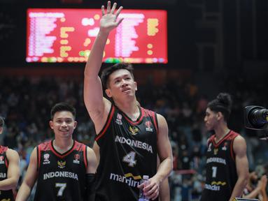 Pebasket Indonesia, Abraham Damar Grahita dan rekannya merayakan kemenangan timnya saat matchday pertama Grup A FIBA Asia Cup 2022 antara Timnas Arab Saudi melawan Timnas Indonesia di Istora Senayan, Jakarta, Selasa (12/07/2022). (Bola.com/Bagaskara Lazuardi)