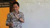 Nelson Pomalingo, Profesor yang Ikut Pilkada di Gorontalo