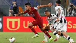 Gelandang AS Roma, Diego Perotti menggiring bola dari kejaran pemain Udinese Rodrigo Becao dan Rodrigo De Paul pada pertandingan lanjutan Liga Serie A Italia di stadion Olimpiade Roma, Italia (2/7/2020). Roma takluk 0-2 atas Udinese. (AP Photo/Riccardo de Luca)