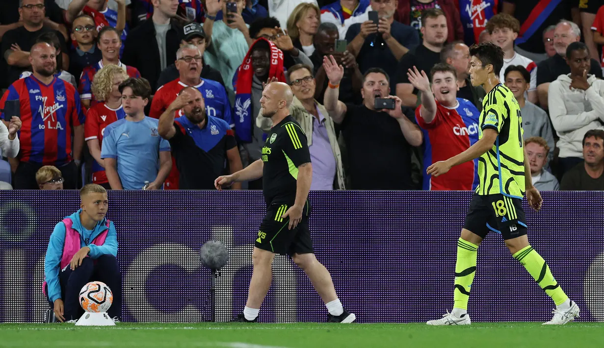 Bek Arsenal, Takehiro Tomiyasu berjalan meninggalkan lapangan setelah menerima kartu kuning kedua saat menghadapi Crystal Palace pada laga pekan kedua Liga Inggris 2023/2024 di Selhurst Park, London (21/8/2023). (AFP/Adrian Dennis)