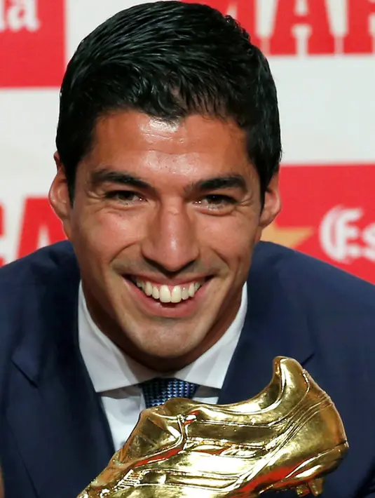 Wajah bahagia Luis Suarez berpose dengan trofi Sepatu Emas Eropa 2016 di Barcelona, Spanyol (20/10). Suarez mengalahkan rivalnya, seperti Gonzalo Higuain, Cristiano Ronaldo, dan Zlatan Ibrahimovic. (REUTERS/Albert Gea)