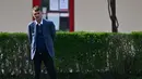 Direktur Teknik AC Milan, Paolo Maldini memantau langsung latihan jelang pertandingan leg pertama perempat final Liga Champions 2022/2023 antara AC Milan melawan Napoli yang berlangsung di Milanello training center, Carnago, Milan, Selasa (11/4/2023). (AFP/Gabriel Bouys)