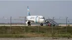 Pilot Omar El Gamal diancam oleh seorang penumpang yang mengaku menggunakan sabuk bunuh diri yang dapat meledak.