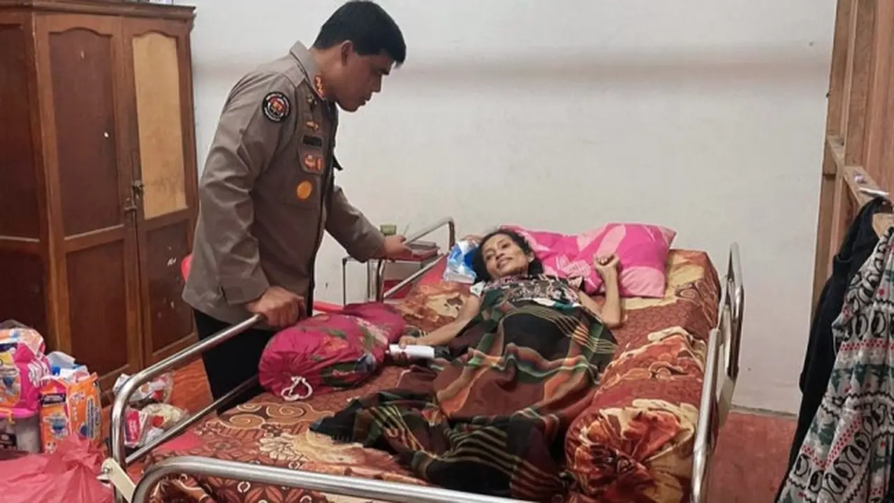 Kabid Humas Polda Riau Komisaris Besar mengunjungi penderita tumor perut stadium 3 lanjut yang terkendala pengobatan karena ekonomi.