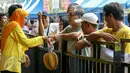 Salah satu pengunjung membeli durian saat acara Durian Fair 2016 di Blok M Square, Jakarta, Sabtu (27/2). Acara yang dibuka oleh Wakil Wali Kota Jakarta Selatan Irmansyah itu akan berlangsung hingga 6 Maret 2016. (Liputan6.com/Yoppy Renato)