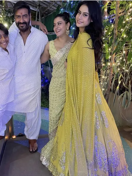 Bersama suami dan kedua anaknya, Kajol tampil mengenakan pakaian khas wanita India berwarna hijau berdetail silver. @kajol