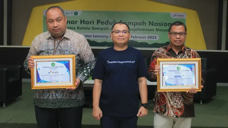 Rektor Unilak Riau Dr Junaidi memberikan penghargaan kepada perwakilan perusahaan dalam pengelolaan sampah.