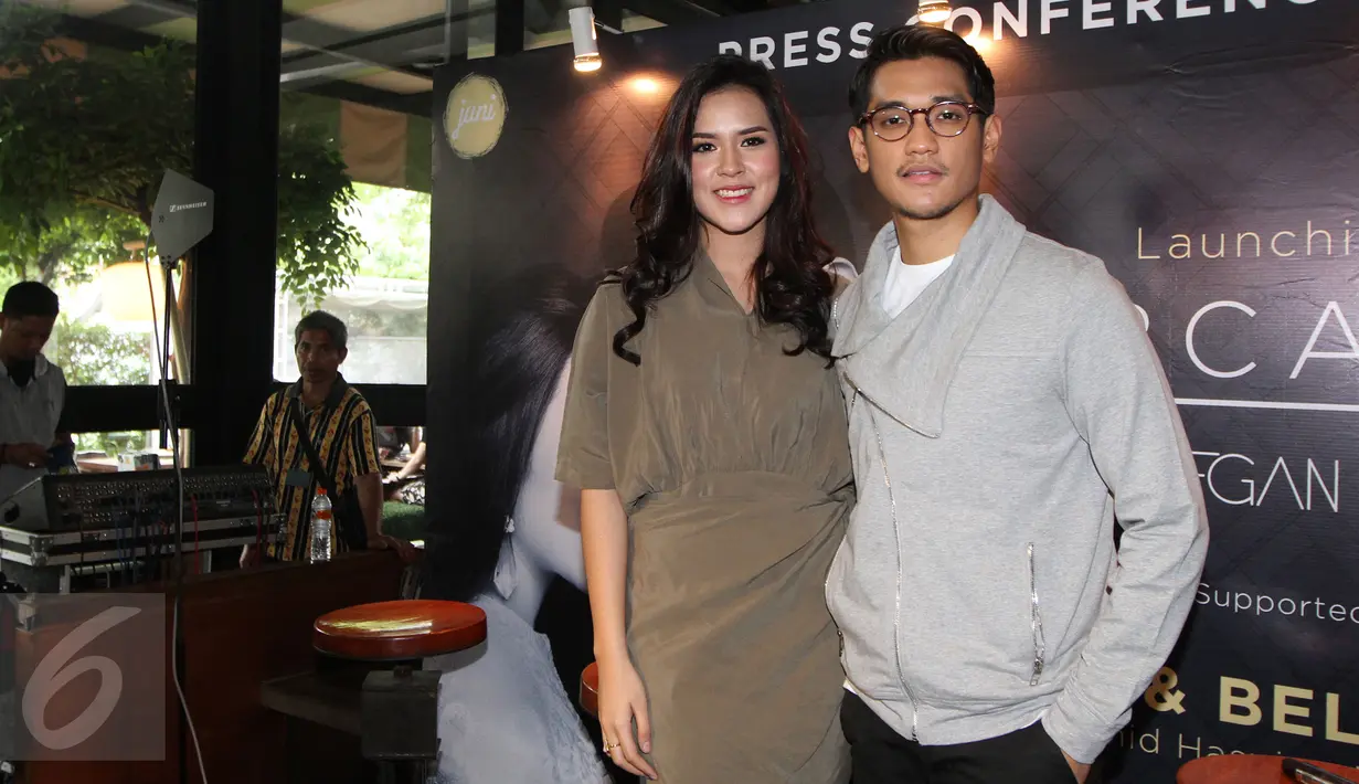 Afgan dan Raisa berpose setelah Launching singel "percayalah" di cafe kawasan jakarta pusat, Senin (21/12). Single "percayalah" ini diciptakan oleh afgan dan raisa. (Liputan6.com/Herman Zakharia)