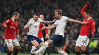 Striker Tottenham Hotspur, Harry Kane (kedua dari kanan), saat menghadapi Manchester United di Tottenham Hotspur Stadium, Jumat (28/4/2023) dini hari WIB. (GLYN KIRK / AFP)