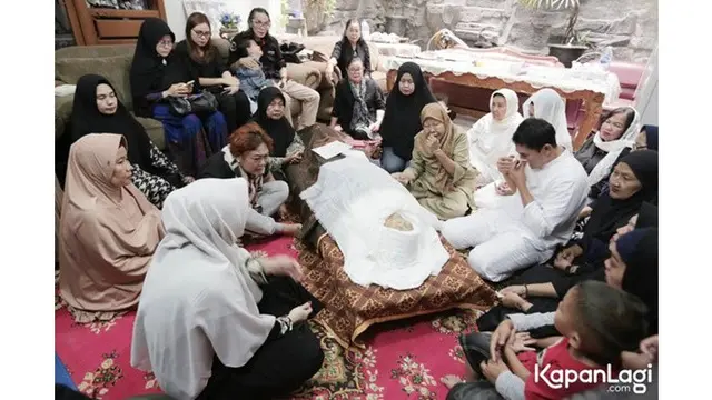 Ibunda Meninggal, Ini 6 Momen Vino G Bastian Tahan Tangis di Rumah Duka
