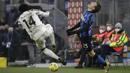 Gelandang Juventus, Weston McKennie dan gelandang Inter Milan, Nicolo Barella bersaing memperebutkan bola pada semifinal Coppa Italia leg pertama di San Siro, Rabu (3/2/2021) dini hari WIB.  Juventus membuka peluang untuk lolos final Coppa Italia usai kalahkan Inter 2-1. (AP Photo/Luca Bruno)