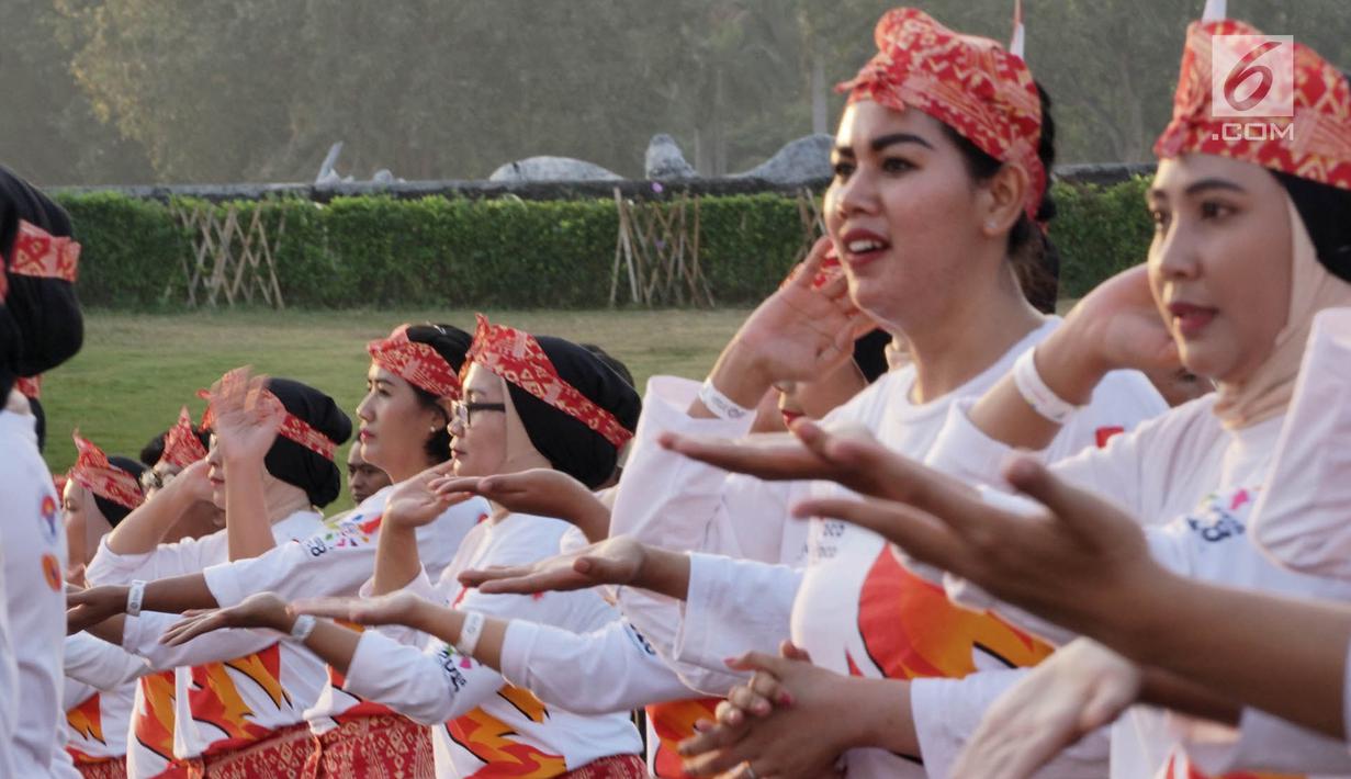 Peserta menari Poco-Poco dalam rangka memecahkan rekor Guinness World Records di Lapangan Monas, Jakarta, Minggu (5/8). Sebanyak 61 ribu orang dari berbagai golongan berpartisipasi memecahkan rekor menari Poco-Poco. (Merdeka.com/Iqbal S. Nugroho)