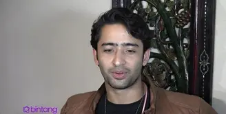 Aktor India Shaheer Sheikh ini kembali ke Indonesia untuk memenuhi undangan ulang tahun sebuah televisi swasta. Apa sih yang Shaheer rindukan dari Indonesia?  Apakah Shaheer merindukan Ayu Ting Ting?