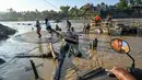 Untuk menyeberangi Sungai Peusangan Bireuen Aceh, warga terpaksa menggunakan rakit kayu sederhana yang ditarik dengan tali atau kabel baja (seling). Tampak dalam foto, masyarakat menggunakan rakit tali untuk menyeberangi Sungai Peusangan menyusul banjir bandang yang menghancurkan desa-desa di sekitarnya di Kabupaten Bireuen, provinsi Aceh, pada Senin 5 Januari 2026. (CHAIDEER MAHYUDDIN/AFP)
