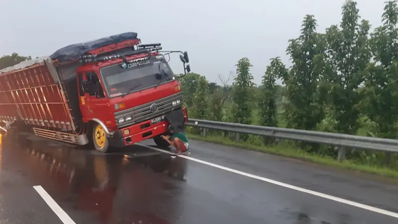 Truk ODOL Patah AS Sebabkan Kemacetan di Tol Cipali