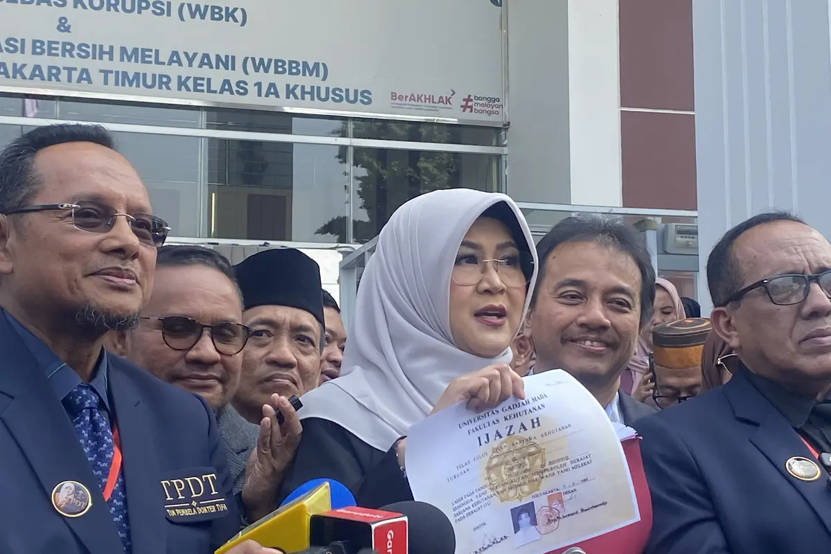 Dokter Tifa Pamer Bukti Soal Ijazah Jokowi Usai Sidang di Pengadilan Negeri Jakarta Timur, Kamis (23/7/2026). (Liputan6.com/Devira Prastiwi).