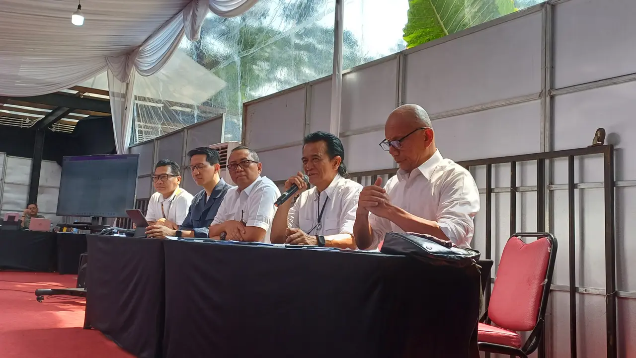 Chandra Hamzah dari Assegaf Hamzah & Partners, selaku kuasa hukum Pusat Pengelolaan Komplek Gelora Bung Karno (PPKGBK) menggelar konferensi pers di Komplek GBK, Jakarta, Rabu (4/10/2023). (Maulandy/Liputan6.com)