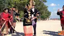 Citizen6, Bali: Massa menggelar aksi damai tentang pengakuan negara tetangga terhadap Tarian Tor Tor di Pantai Kuta pada, Jumat (22/6). (Pengirim: Ian Lubis).