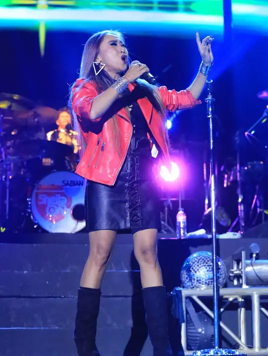 Panggung konser 5upergroup dimeriahkan oleh Krakatau Reunion, Gigi, Sheila On7, Godbless dan Kahitnya. Penampilan erjik juga terlihat dari vokalis Krakatau, Trie Utami. (Adrian Putra/Bintang.com)
