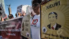 Jaringan Buruh Migran Indonesia melakukan aksi di Bundaran HI, Jakarta, Minggu (26/4/2015).  Aksi tersebut berisi seruan untuk selamatkan buruh migran dari hukuman mati terutama terpidana hukuman mati asal Philipina Mary Jane. (Liputan6.com/Faizal Fanani)