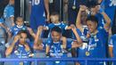 Pemain Persib Bandung menggendong anaknya saat pesta juara BRI Liga 1 2024/2025 di Stadion Gelora Bandung Lautan Api, Sabtu (24/5/2025) sore WIB. (Bola.com/M Iqbal Ichsan)