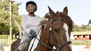 Nicole de Villeneuve (89) berada di atas kuda selama latihan stabil berkuda di Arcachon (24/4). Nicole kembali berkuda pada September tahun lalu dan mengaku tidak memiliki kekuatan fisik yang sama seperti sebelumnya. (AFP Photo/Georges Gobet)