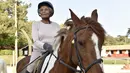 Nicole de Villeneuve (89) berada di atas kuda selama latihan stabil berkuda di Arcachon (24/4). Nicole kembali berkuda pada September tahun lalu dan mengaku tidak memiliki kekuatan fisik yang sama seperti sebelumnya. (AFP Photo/Georges Gobet)
