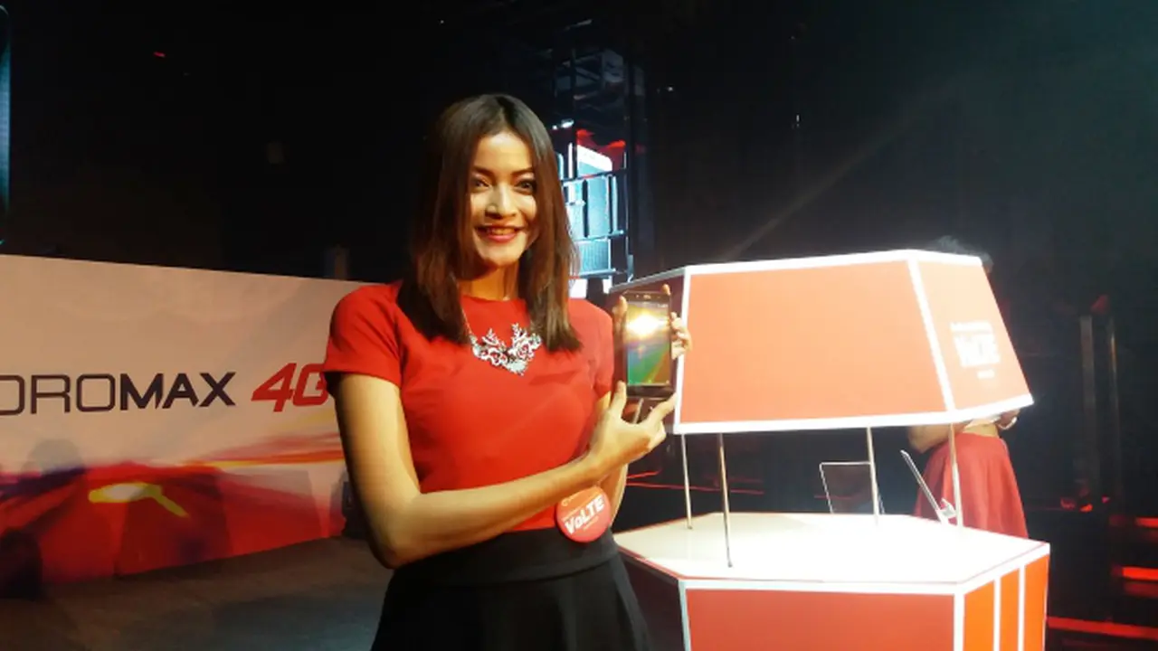 Seorang model memamerkan ponsel Smartfren Andromax R2 yang mendukung layanan VoLTE di jaringan 4G LTE Smartfren
