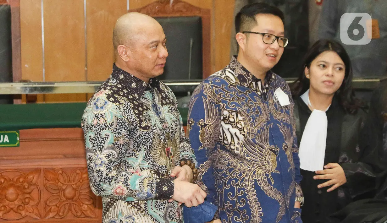 Teddy Minahasa yang sebelumnya tuntutan dibacakan tampak berdiri itu, kemudian kembali duduk di kursi terdakwa. (Liputan6.com/Herman Zakharia)