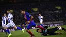 Luis Suarez mencoba melewati kiper Real Sociedad, Geronimo Rulli pada laga prempat final Copa Del Rey di Anoeta stadium, San Sebastian,  Kamis (19/1/2017). Barcelona menang tipis 1-0.  (AP/Alvaro Barrientos)