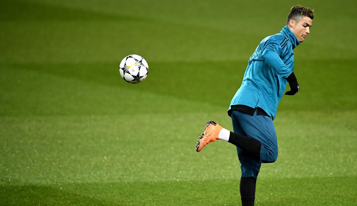 Pemain Real Madrid, Cristiano Ronaldo mengendalikan bola saat sesi latihan di Stadion Parc des Princes di Paris, Prancis, Senin (5/3). Real Madrid akan menghadapi Paris Saint Germain (PSG) pada leg kedua babak 16 besar Liga Champions. (FRANCK FIFE/AFP)