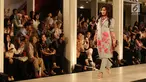 Artis Artika Sari Devi memperagakan busana karya perancang Tities Sapoetra dalam Fashion Nation 2018, Jakarta, Jumat (20/4/). Tities berkolaborasi dengan LtPro meluncurkan koleksi bertema 'Malako' atau 'Lembut'. (Liputan6.com/Herman Zakharia)