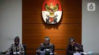 Wakil Ketua KPK Alexander Marwata (tengah) bersama Deputi Pencegahan KPK Pahala Nainggolan (kanan) memberikan keterangan hasil kajian Program Kartu Prakerja, di Gedung KPK, Jakarta, Kamis (18/6/2020). (merdeka.com/Dwi Narwoko)