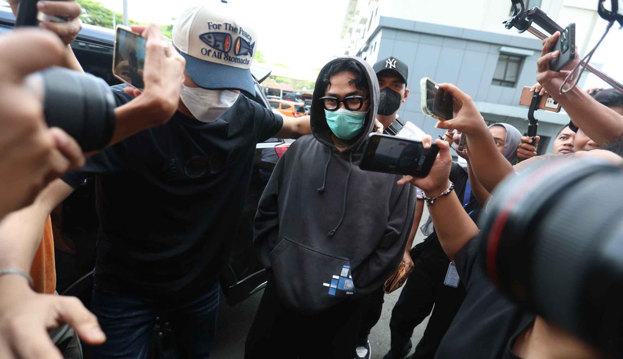 Musisi sekaligus aktor, Onadio Leonardo atau akrab disapa Onad, saat tiba di Polres Jakarta Barat pada Senin (3/11/2025). Onad ditangkap di sebuah perumahan kawasan Rempoa, Ciputat Timur, Tangerang Selatan. Polisi juga menemukan barang bukti narkoba jenis ganja saat penangkapan. (Kapanlagi.com/Budy Santoso)