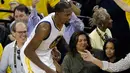 Rihanna melihat bintang Golden State Warriors, Kevin Durant saat bertanding melawan Cleveland Cavaliers di Oracle Arena, Oakland, (1/6). Warriors  menang atas Cavaliers 113-91. (AP Photo/Marcio Jose Sanchez)