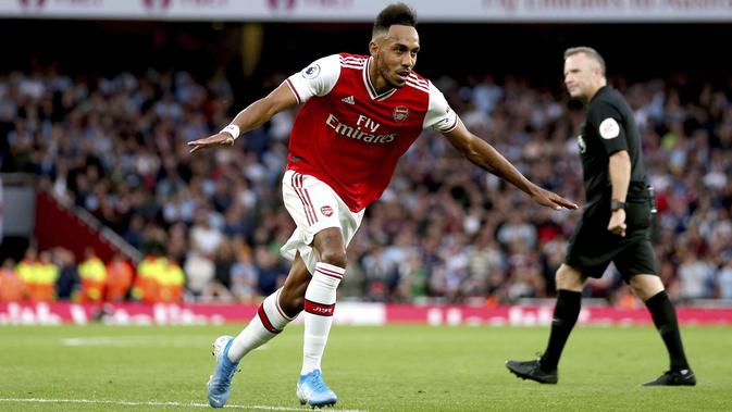 Penyerang Arsenal, Pierre-Emerick Aubameyang berselebrasi usai mencetak gol ke gawang Aston Villa pada pertandingan lanjutan Liga Inggris di Stadion Emirates, London (22/9/2019). Gol Aubameyang pada menit ke 84 menjadi penentu kemenangan Arsenal atas Aston Villa 3-2. (AP Photo/Steven Paston)