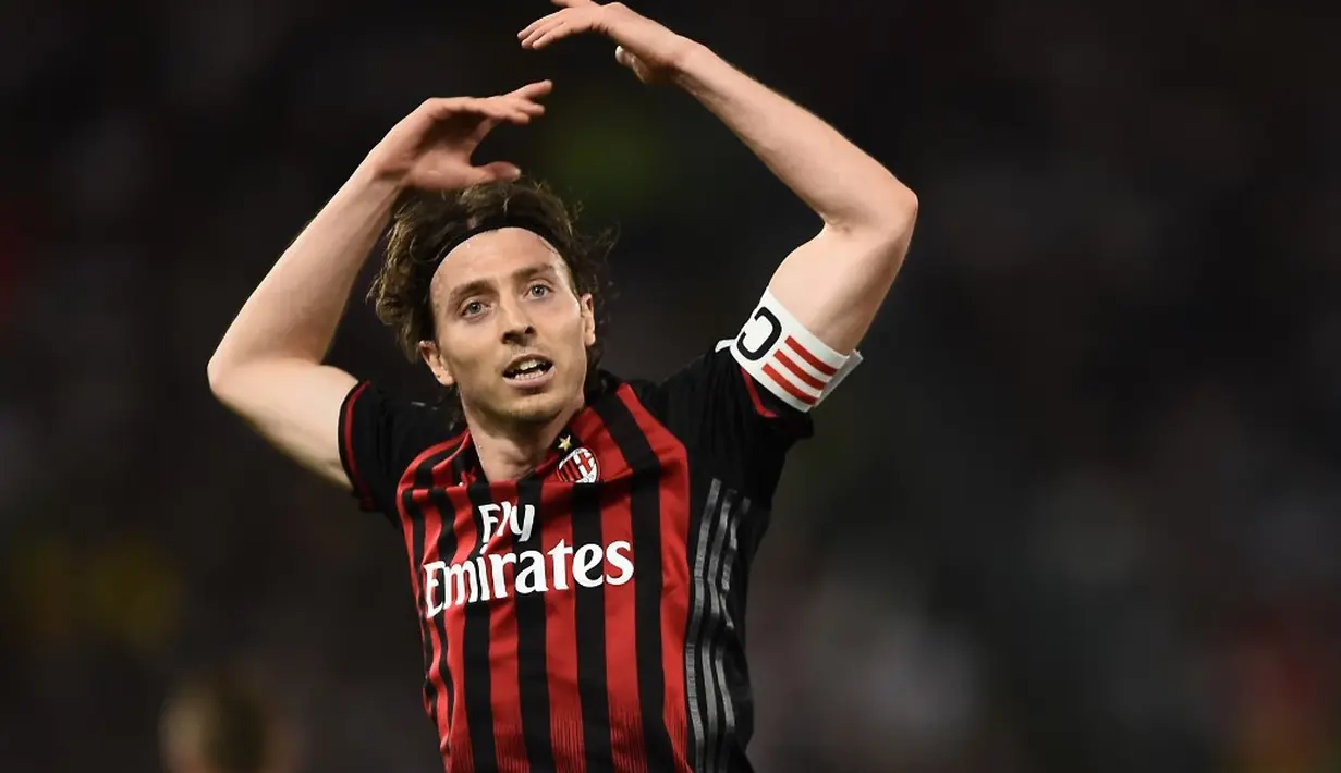 2. Ricardo Montolivo - Kapten AC Milan yang jasa nya terpinggirkan sejak kedatangan Gatusso. Gajinya yang terbilang besar juga menjadi kendala AC Milan mempertahankan pemain 34 tahun tersebut. (AFP/Filippo Monteforte)
