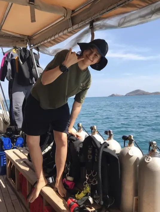 Honey Lee pernah berkunjung ke Labuan Bajo, NTT, ia tampak santai dengan tshirt hijau army dan short pants hitam. Bucket hat hitam dikenakan untuk menghalau panasnya matahari.  @honey_lee32