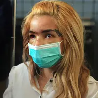 Setelah menjalani perawatan selama tiga hari di rumah sakit, Sheila Marcia sudah diizinkan pulang. Selasa, (9/5) bersama mamanya, Maria Cecilia Joseph ia meninggalkan Rumah Sakit Medistra. (Deki Prayoga/Bintang.com)