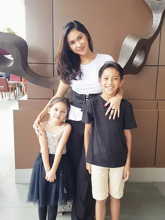 Kekompakan rumah tangga Nana Mirdad dan Andrew White kerap membuat publik jadi iri. (Foto: instagram.com/nanamirdad_)