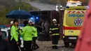 Petugas pemadam kebakaran, polisi, dan penyelamat bekerja di lokasi kecelakaan yang melibatkan bus dengan truk di Nitranske Hrnciarovce, Slovakia, Rabu (13/11/2019). Para pejabat mengatakan kecelakaan tersebut menewaskan 12 orang dan melukai 20 lainnya. (Lukas Grinaj / TASR via AP)